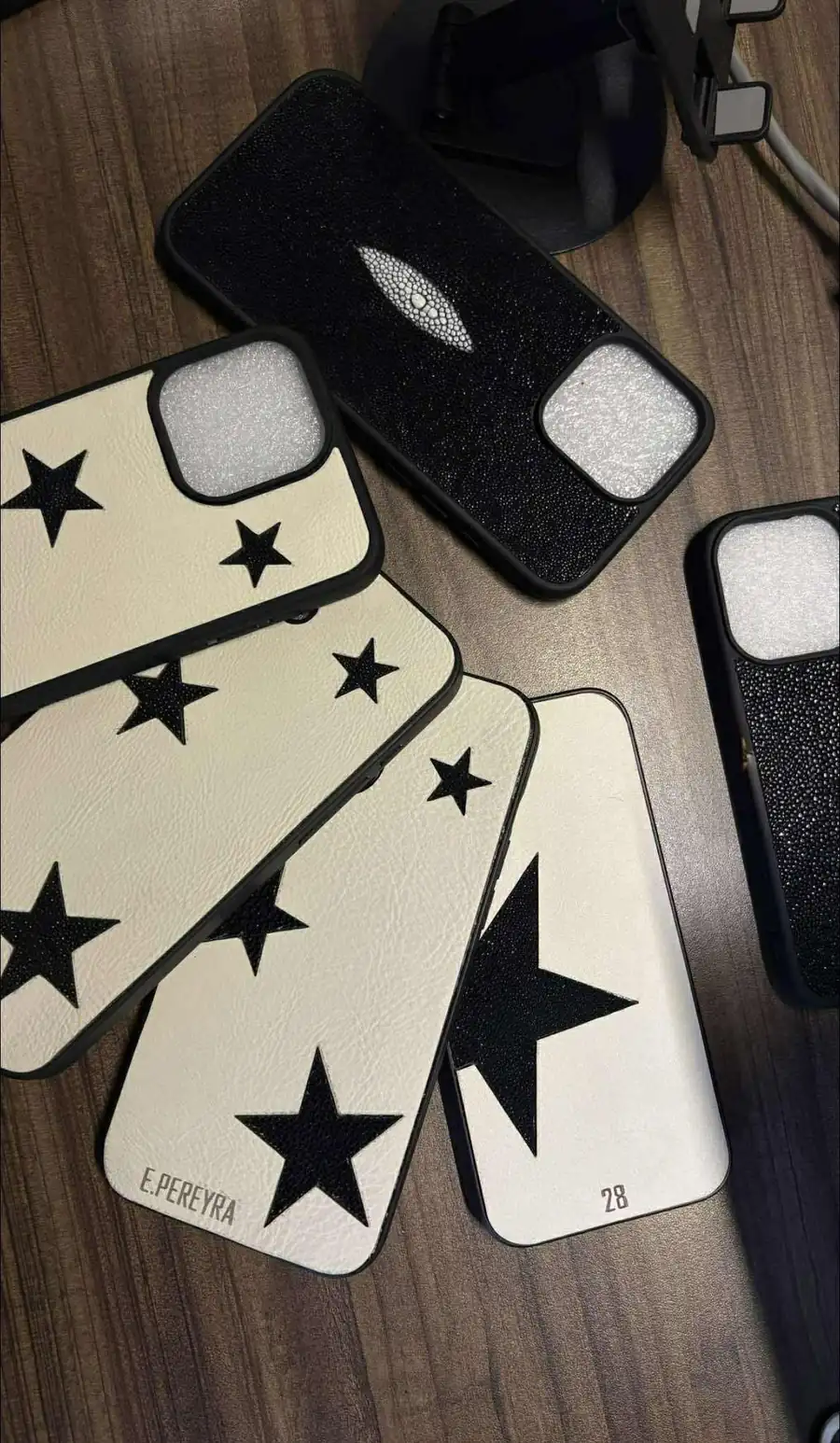 Colección de fundas sobre escritorio